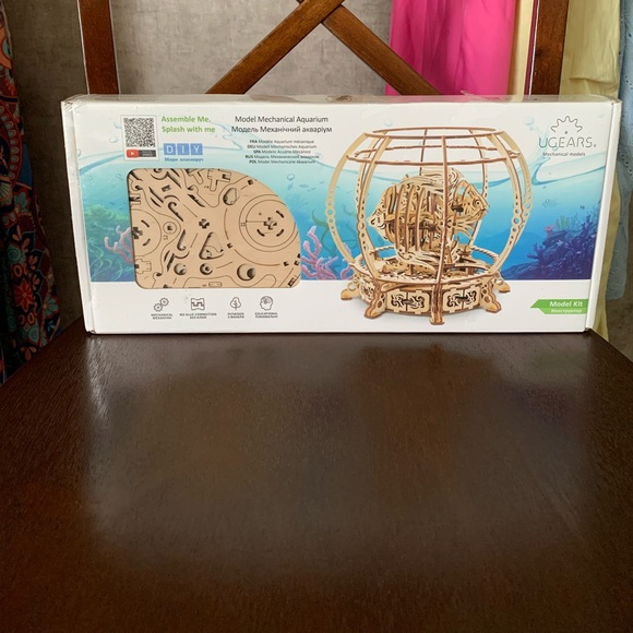 Model Kit - Picture 1 of 2